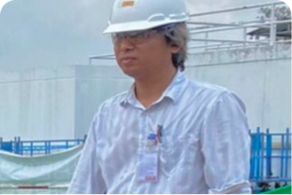 oil-worker-orange-uniform-helmet-working-with-pipe-wrench-near-oil-pump-jack 1 (4)